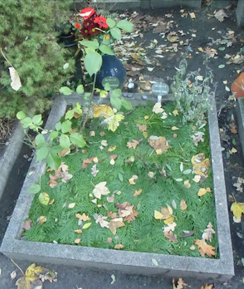 ベルリン・ドロテーンシュタット墓地のキットラー埋葬区画。墓石は2013年11月の時点では未完成だった。（筆者撮影）