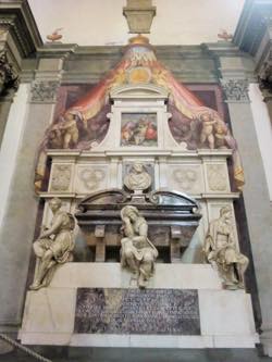 ジョヴァンニ・バンディーニ、ヴァレリオ・チョーリ、バッティスタ・ロレンツィ（ジョルジョ・ヴァザーリの図案に基づく）《ミケランジェロ墓碑》、1564-75年、大理石、サンタ・クローチェ聖堂、フィレンツェ（筆者撮影）
