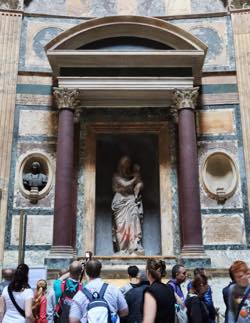 ロレンツェット《石の聖母（ラファエッロ墓碑）》、1523-24年、大理石、パンテオン、ローマ（筆者撮影）
